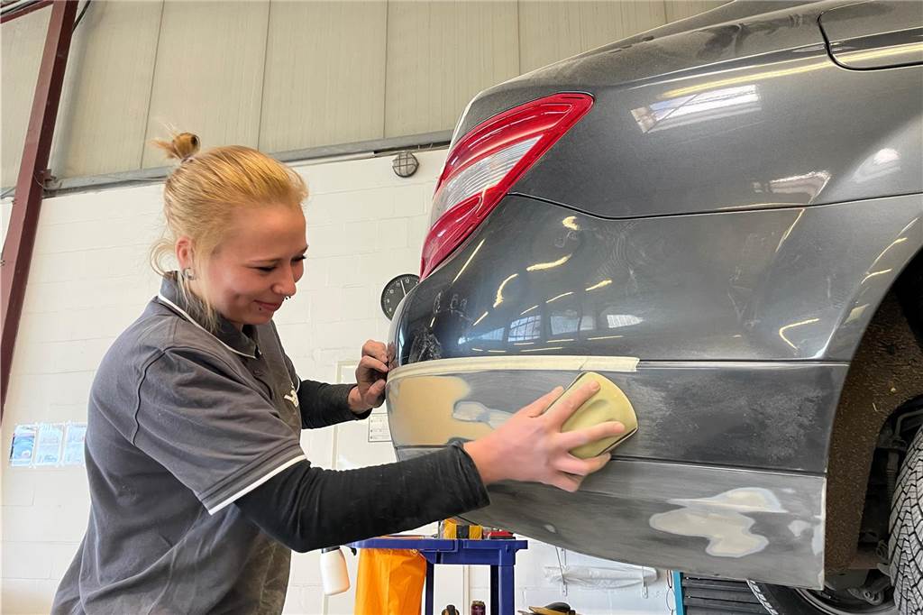Lackzentrum LaZeBra in Bambauer : Nicht nur Autos, sondern auch Sportschuhe bekommen Lack Sarah Gennermann ist Fahrzeuglackierer-Gesellin beim neuen Brambauer Unternehmen Lackzentrum Brambauer (LaZeBra).