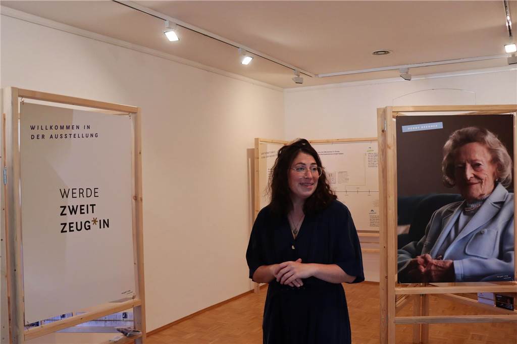 Neue Ausstellung im Jüdischen Museum: Aktiv werden und weitererzählen Sarah Hüttenberend vom Verein „Zweitzeugen" führte am Sonntag durch die Ausstellung im Jüdischen Museum.
