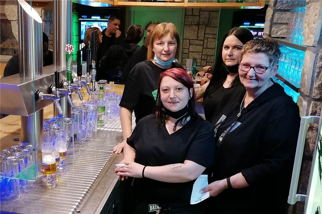 Kneipen-Erlebnis mit Preisen von anno dazumal: Die „Klapsmühle“ hat eröffnet Sarah Jastrzembski (l.) und ihr Team waren vom Andrang bei der Neuröffnung überwältigt.