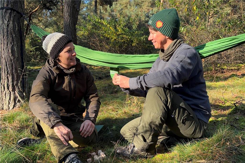 Neue Wildnisschule „The Hat Ladies“ in Gahlen eröffnet Sarah Klein und Carola Casado
