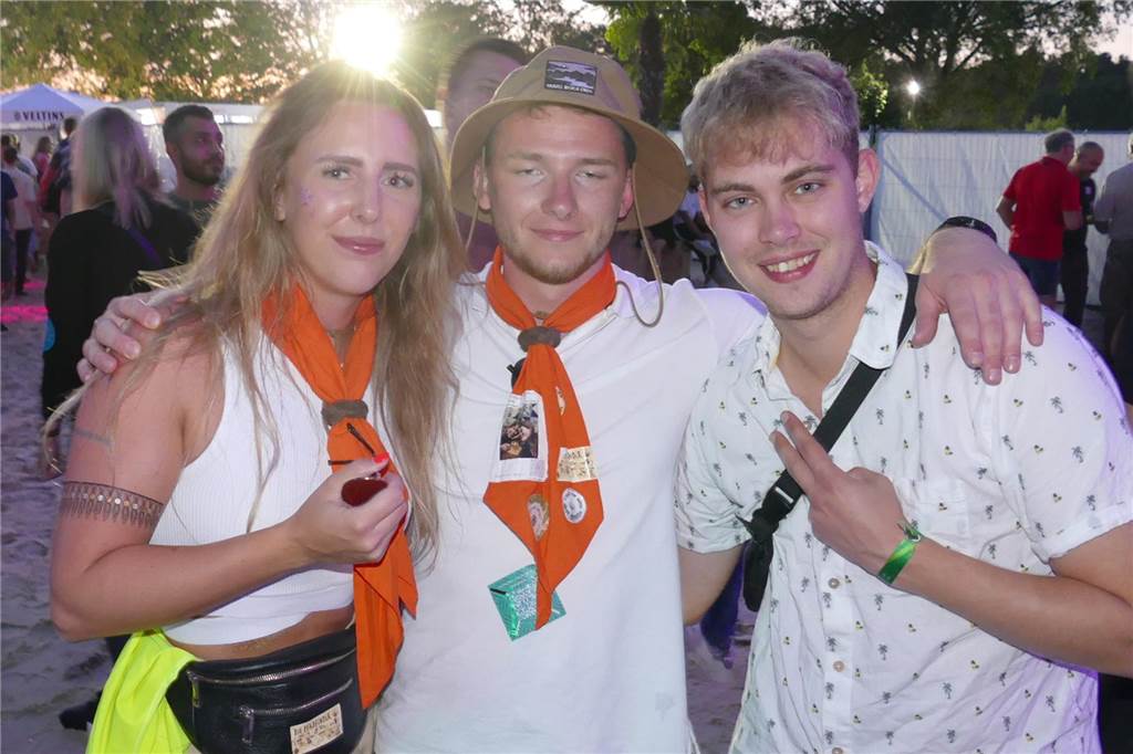 Sarah, Marc und Jan genossen die Atmosphäre bei Sonnenuntergang.