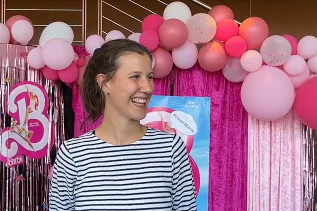 Cineworld in Pink: Barbie-Film erfolgreich: Heike Tatsch überrascht Sarah Niesius, Assistentin der Geschäftsführung der Cineworld, freut sich über die vielen Besucherinnen und Besucher.