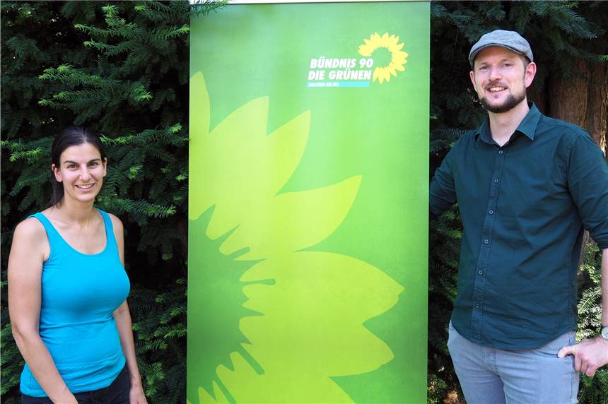 Grüne diskutieren mit Experten über Konsum, Mobilität und Integration Sarah Radas, Spitzenkandidatin auf Listenplatz eins der Grünen und Martin Stork vom Vorstand des Grünen-Ortsverbands.
