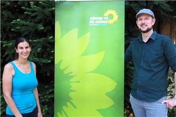 Sarah Radas, Spitzenkandidatin auf Listenplatz eins der Grünen und Martin Stork vom Vorstand des Grünen-Ortsverbands.