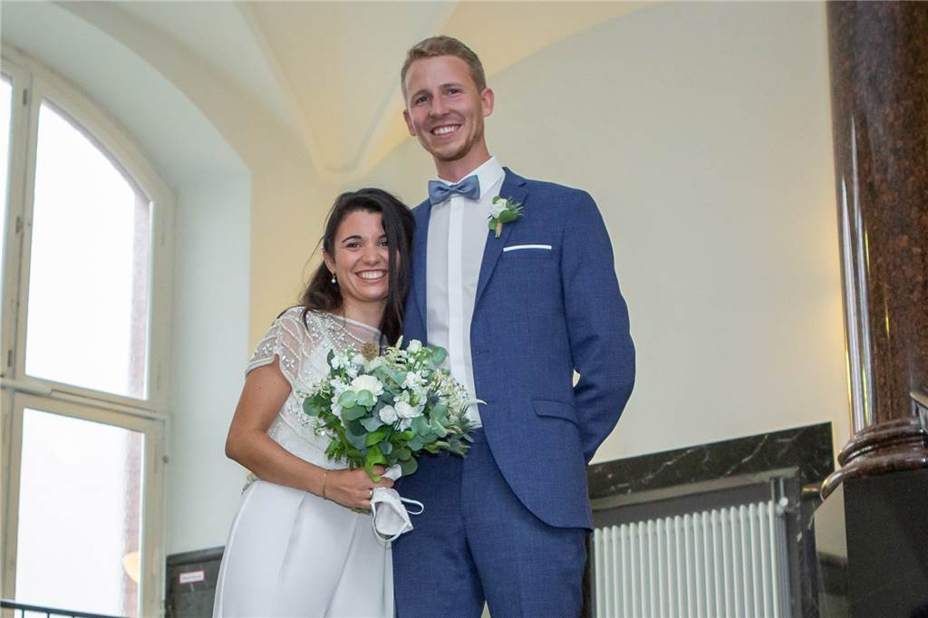 Todesangst, Dauerstress, Herzenswärme: Wie Dortmunder das Corona-Jahr erlebten Sarah Rojano-Marin (29) und ihr Mann Dominik (29) haben mitten in der Pandemie standesamtlich geheiratet.