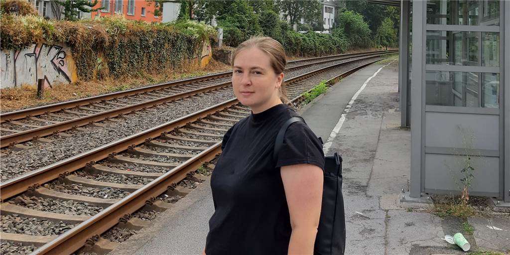 Verärgerte Pendler: Anhaltende Bahnprobleme zwischen Castrop und Dortmund Sarah Rütershoff steht am Bahnhof Castrop Süd und wartet auf die Bahn.