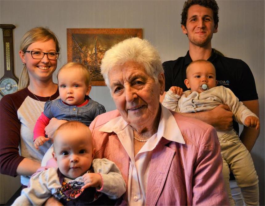 Fünf Eggensteins sind am 28. September geboren Sarah Schöler (l.) hat zwar nicht am 28. September Geburtstag, ist aber die Mama von Emilia und Josephine, die am 28. September genauso Geburtstag feiern, wie Maria Eggenstein (m.), Lars Bußkamp und dessen Neffe Ben.