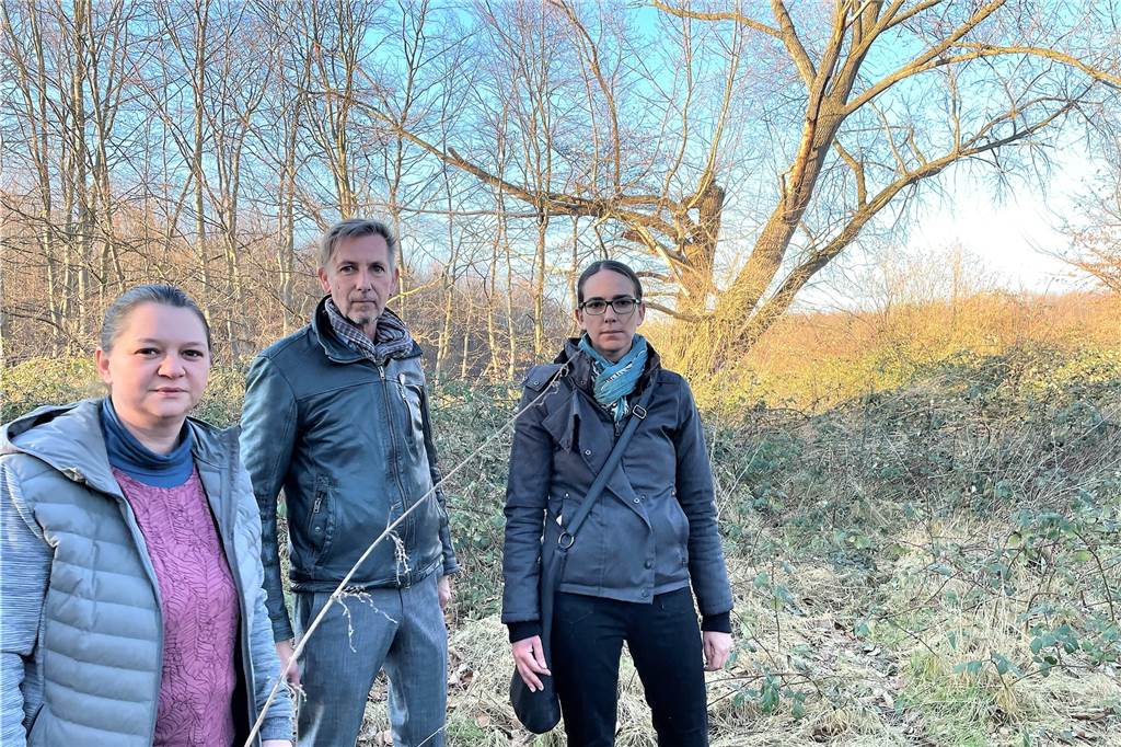 Leo und Alexander: „Dieser bezaubernde Ort darf nicht bebaut werden“ Sarah Spieß, Frank Fischer und Jenni Pätsch wehren sich gegen die Neubau-Pläne an der Schaphusstraße.
