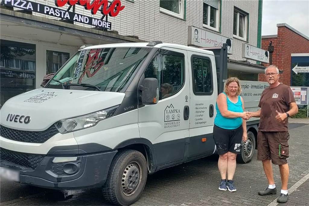 Wenn ein Feuer die Existenz vernichtet: Familie erlebt Horror-Szenario Ein Mann und eine Frau stehen neben einem Transportfahrzeug.