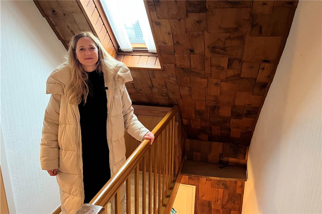 Sarah Wohlgemuth zeigt Haus mit großem Garten für 249.000 Euro Sarah Wohlgemuth an der Treppe zum Obergeschoss.