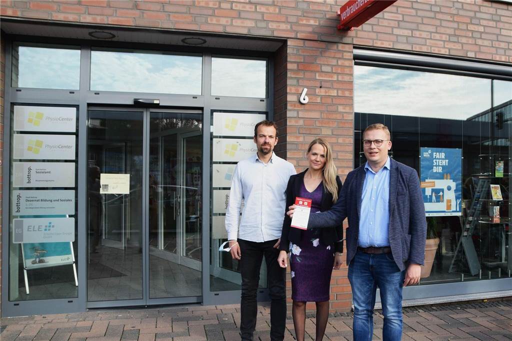 Hohe Energiekosten: Stadt und ELE wollen Bürgern die Angst nehmen Sascha Borowiak, Karen Alexius-Eifert und Matthias Buschfeld vom Sozialamt eröffneten Ende des vergangenen Jahres einen Infopoint zu Energiefragen im Haus der Beratung in Bottrop.