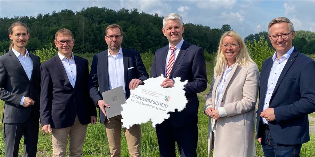 Mit Video: Surfworld erhält über 1,5 Millionen Euro Fördergelder - Projekt wird nun konkreter Sascha Dorday (Wirtschaftsförderung für den Kreis Unna, v.l.), Bürgermeister Lothar Christ, Dr. Michael Detering (Projektverantwortlicher), Staatssekretär Christoph Dammermann, Uta Leistentritt (Vorsitzende der Mittelstandsvereinigung) und Matthias Stiller (Wirtschaftsförderung) bei der Förderbescheinigungs-Übergabe.