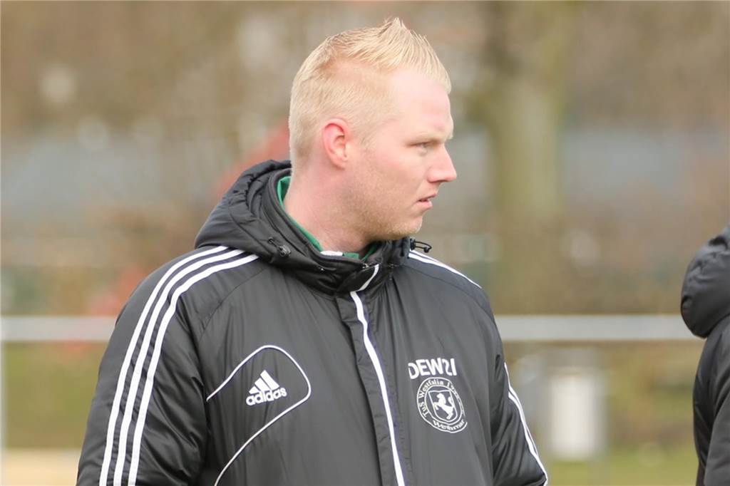 Spieler der SG Selm soll illegal mittrainiert haben: Westfalia Wethmar legt Einspruch ein Sascha Dupke blickt aufs Spielfeld.