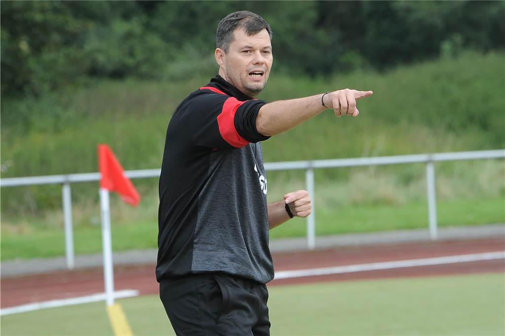 SC Berchum/Garenfeld siegt im Elfmeterschießen Trainer Sascha Engelberg zeigt vom Spielfeldrand aufs Feld.