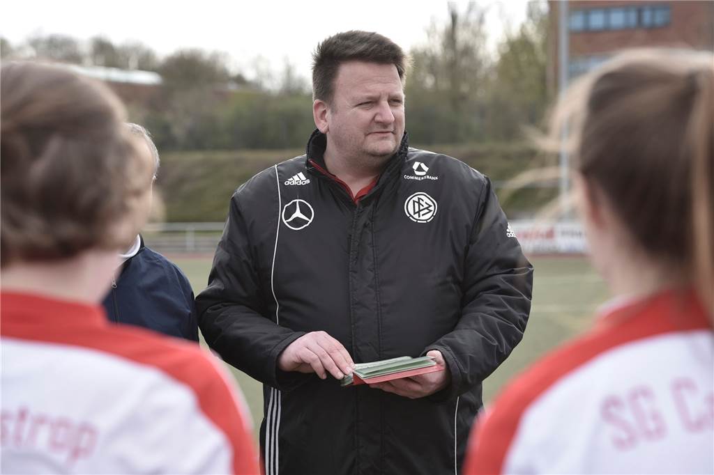 Geringe Trainingsbeteiligung : Castrop-Rauxeler meldet sich nach Sieg aus der Kreisliga ab Sascha Erbe kehrte unlängst auf den Trainerstuhl der SG Castrop zurück, ist aber wieder zurückgetreten.