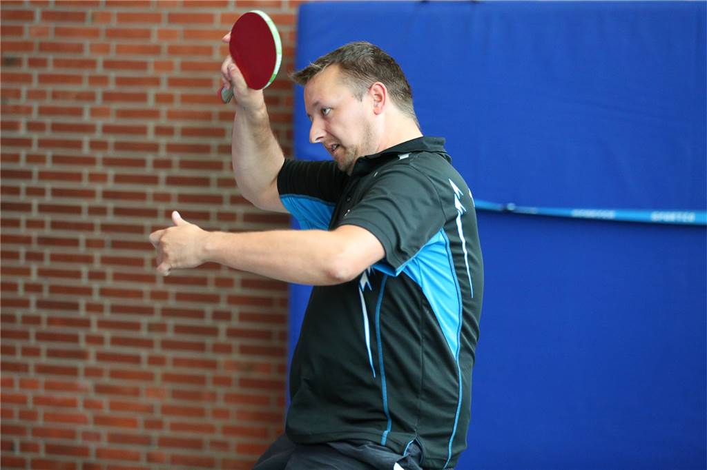 Viel lokale Kritik an den neuen Plastikbällen Sascha Fetting beim Aufschlag für den TTC Werne.