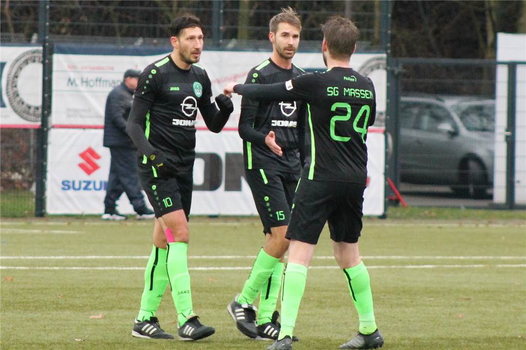 SG Massen feiert gegen BW Alstedde ein Torfestival zum Abschluss der Hinrunde Sascha Grasteit, Lukas Klütz und Marco Köhler bejubeln die Entscheidung. Grasteit hatte das 4:1 erzielt.