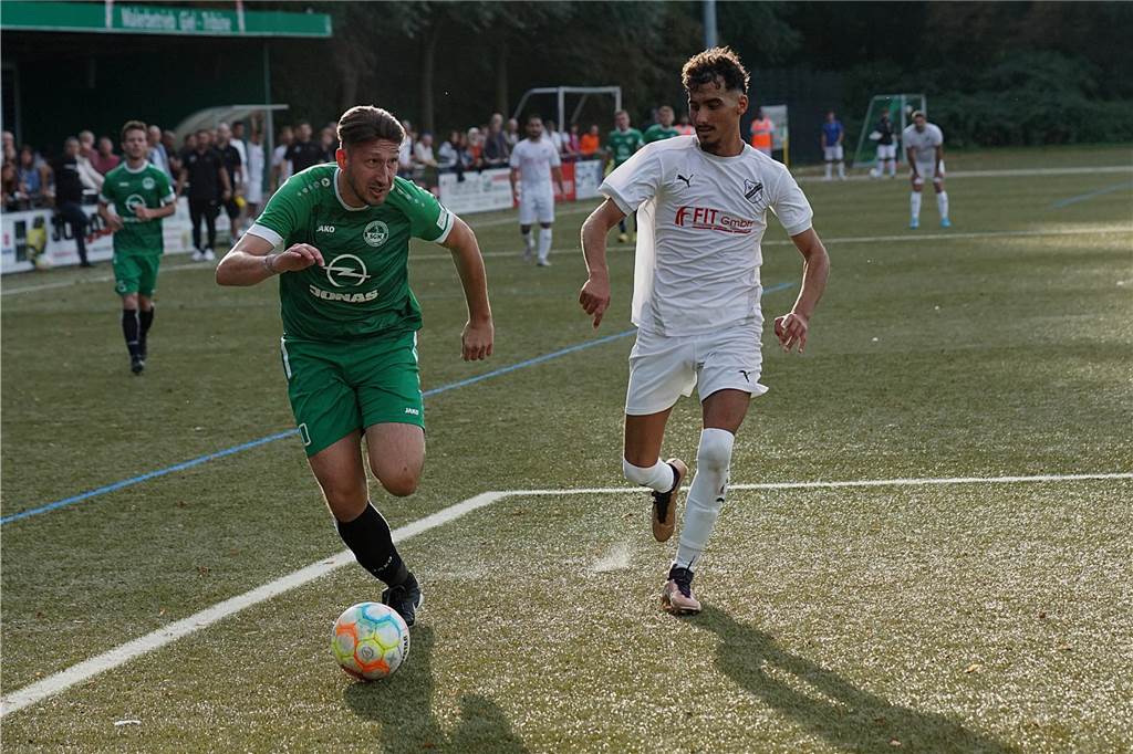 Spätes „Joker-Tor“: Massen trifft gegen Gahmen in der Nachspielzeit Sascha Grasteit (SGM in Grün) gewinnt das Laufduell und mit dem Mute der Verzweiflung bringt er den Ball in die Strafraummitte, wo Daniel Pilzecker lauert und mit einem Kopfball den 1:1-Ausgleich erzielt.