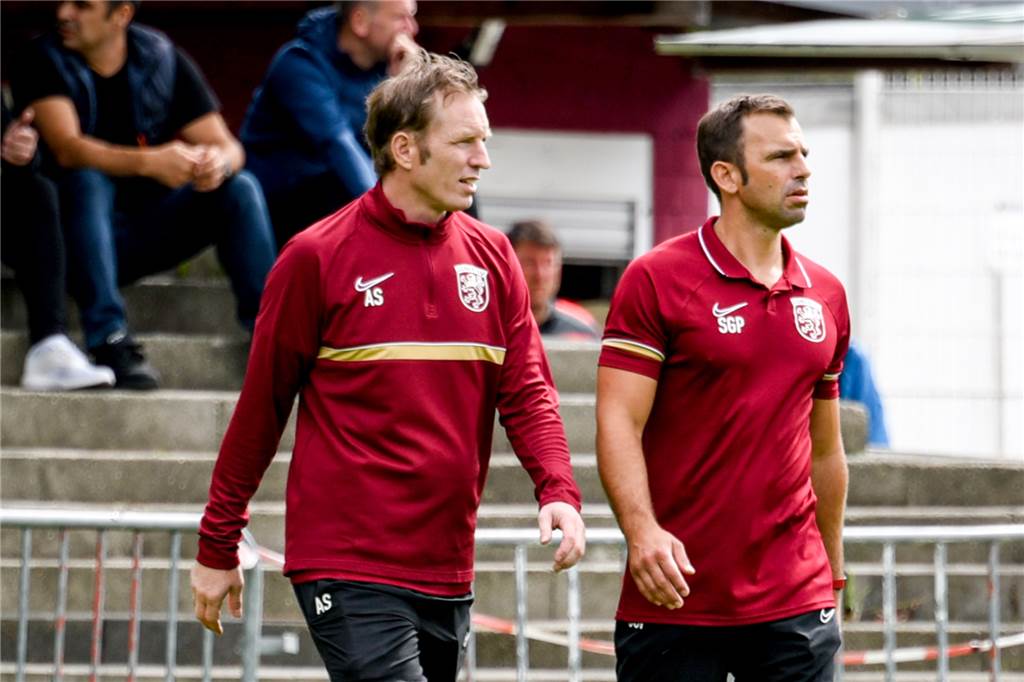 Die meistgelesenen Sportgeschichten des Jahres (1): Raritäten, Personal-Hammer und ein Top-Transfer Sascha Grieger-Piontek (r.) gehört seit dem Sommer zum Trainerteam beim Lüner SV um Axel Schmeing.