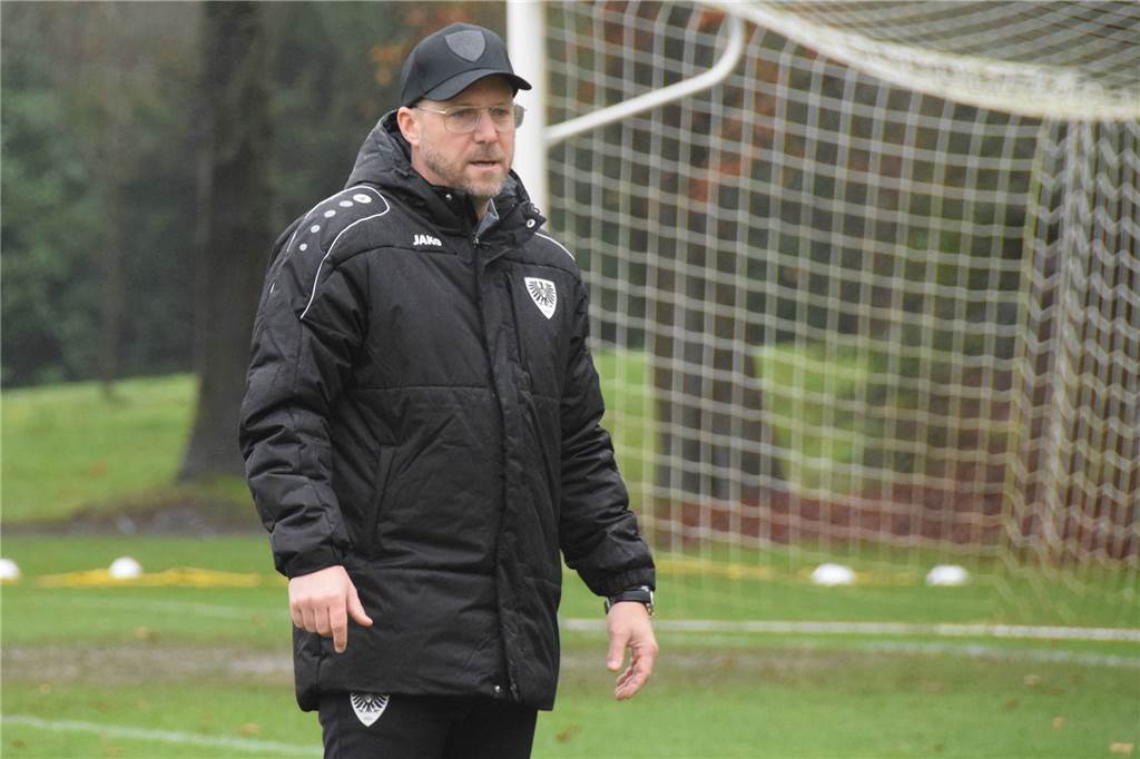 Kleine Wohnung im Obergeschoss: Profifußball-Trainer lebt in Haltern Sascha Hildmann bei der Arbeit auf dem Trainingsplatz