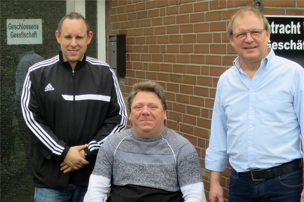 Eintracht Werne und SV Stockum kämpfen um Schiedsrichter-Nachwuchs Sascha Hilmer posiert mit dem Vorstand von Eintracht Werne für ein Foto.