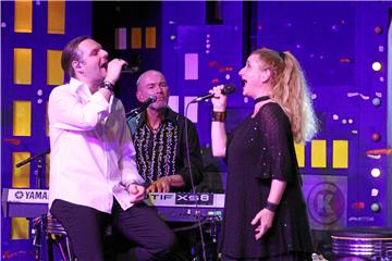 Sascha Krebs und Susann de Bollier beim Konzert von „Queen Kings“ im Theater Olpketal.