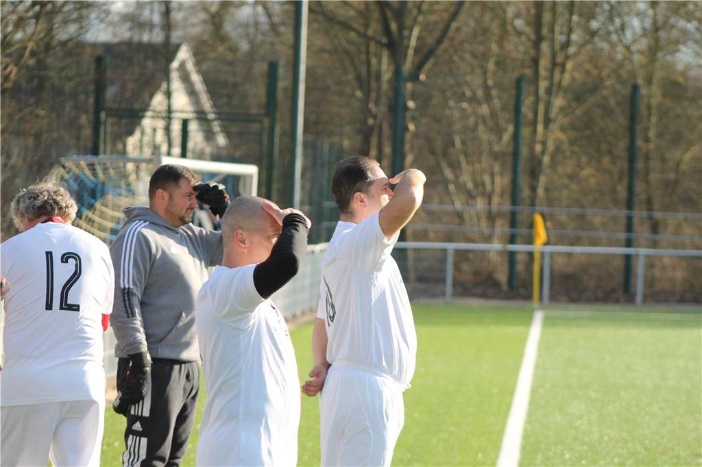 Sascha Kusserow steht am Spielfeldrand.