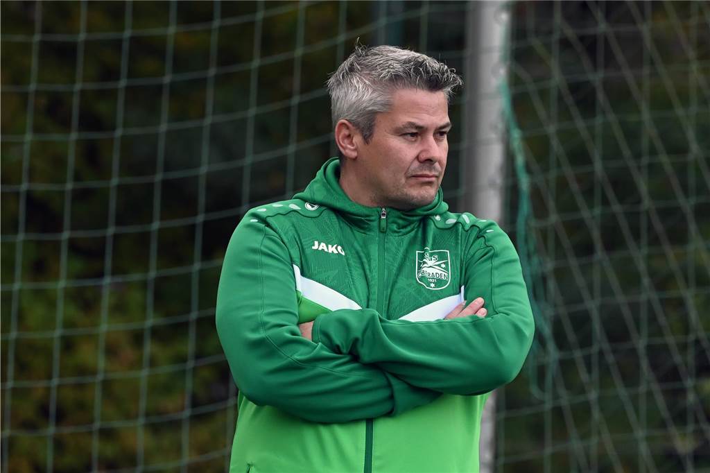 Sascha Langner blickt auf das Spielfeld.