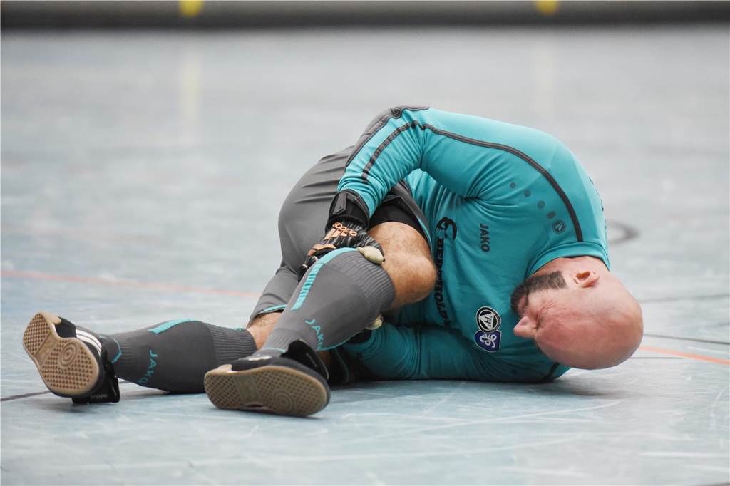 TuS Sythen schnappt sich den Ü40-Titel in der Halle: Ein Team muss am Ende ohne Wechsel auskommen Sascha Mönnikes verletzte sich im Laufe des Turniers, der TuS Haltern brauchte einen neuen Torwart.