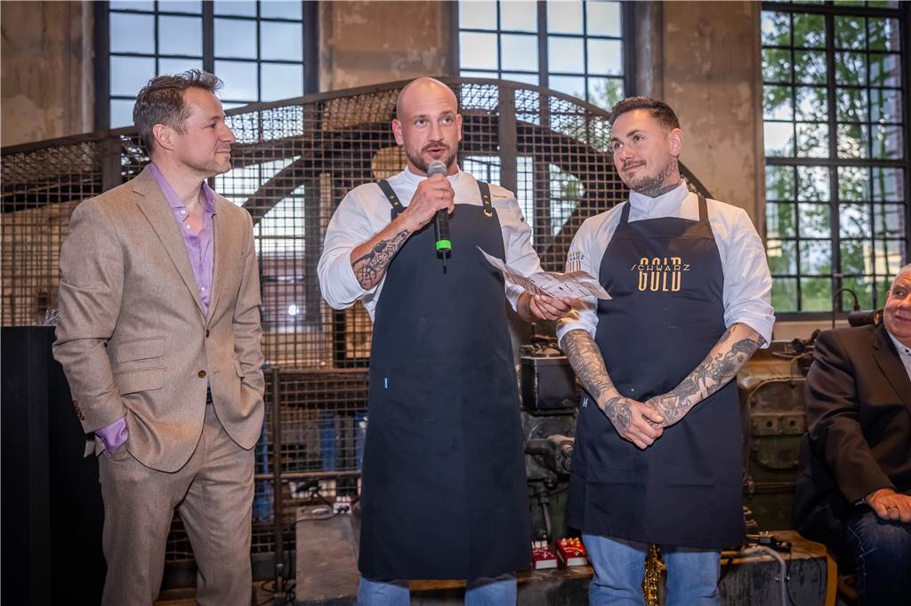 Sascha Nies (links) mit "Schwarzgold"-Küchenchef Pierre Beckerling (rechts) und "Butterraum"-Manager Christian Spinnrath. 