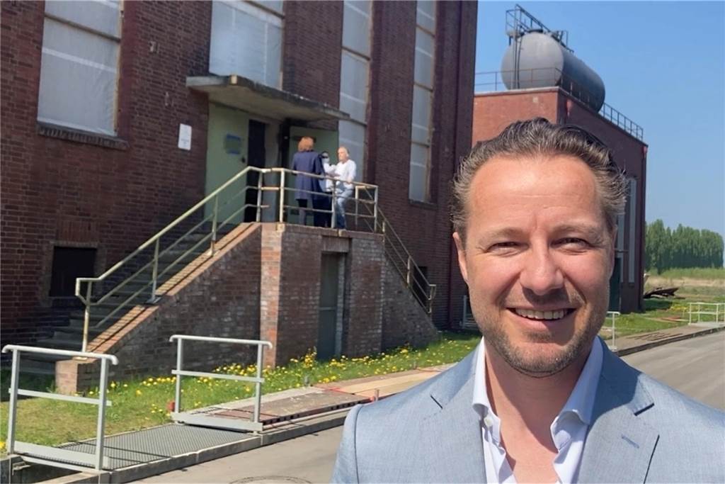 Ex-Sternekoch kehrt zurück nach Dortmund: Neues Restaurant auf Kokerei Hansa Sascha Nies vor der Gastiefkühlanlage der Kokerei Hansa, die nun zu einer ganz besonderen Gastronomie-Adresse werden soll.