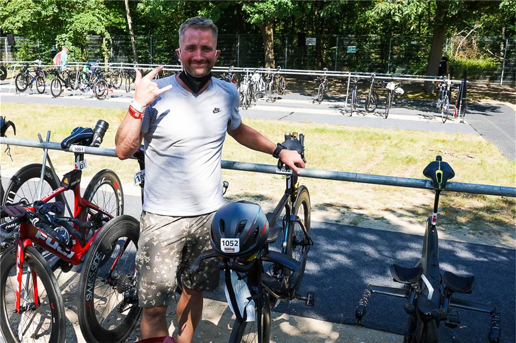 „Das Geilste, was man machen kann“: Vreden hat zwei neue Ironmänner Sascha Pöppelbuss beim Bike Check-in.
