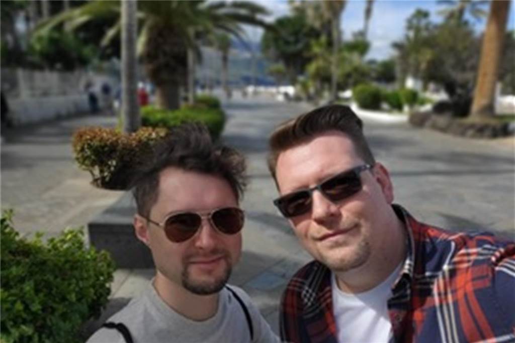 Sascha Haude ist Hotel-Offizier auf Kreuzfahrtschiffen: Bald Weltreise Sascha (r.) und Tobias - hier bei einem Landgang - lernten sich bei der Arbeit an Bord kennen und reisen nun beruflich gemeinsam um die Welt.