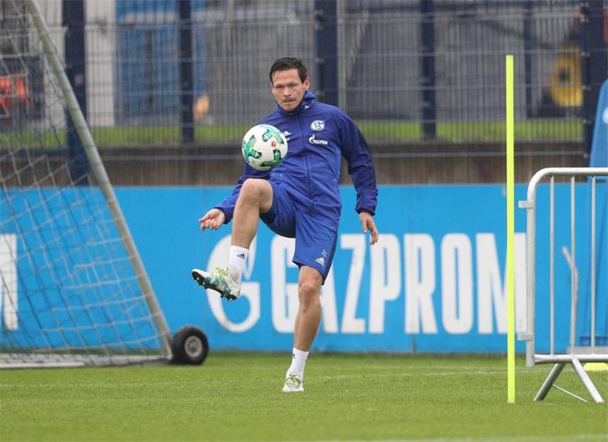 Sascha Riether erhält erneut Vertrag auf Schalke Sascha Riether steht bis Saisonende auf Schalke unter Vertrag.