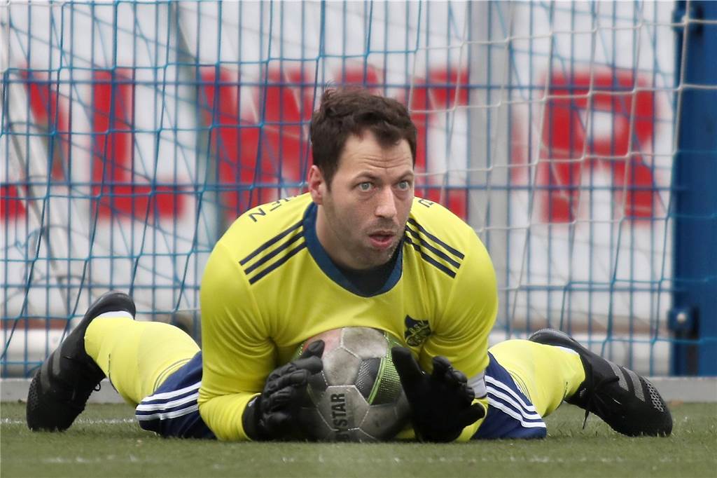 Corona vereint Dortmunds Amateurkeeper-Elite - mit dabei ist auch eine Frau Sascha Samulewicz leitete das Training - stand aber auch selbst auf dem Platz.