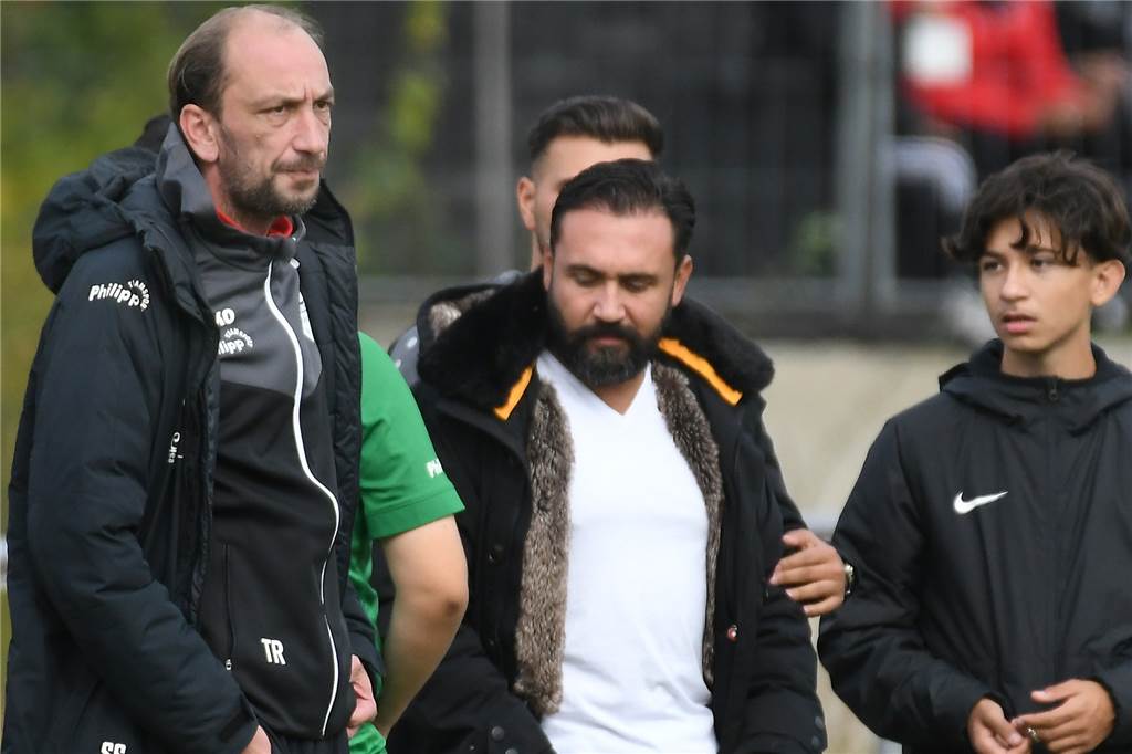Neue Castrop-Rauxeler Mannschaft gibt sich die Ehre - schaut bei der Kreisliga nur zu Sascha Schöner (l) ist der Trainer von Eintracht Ickern II und III - unterstützt von Serafettin Biyik (M).
