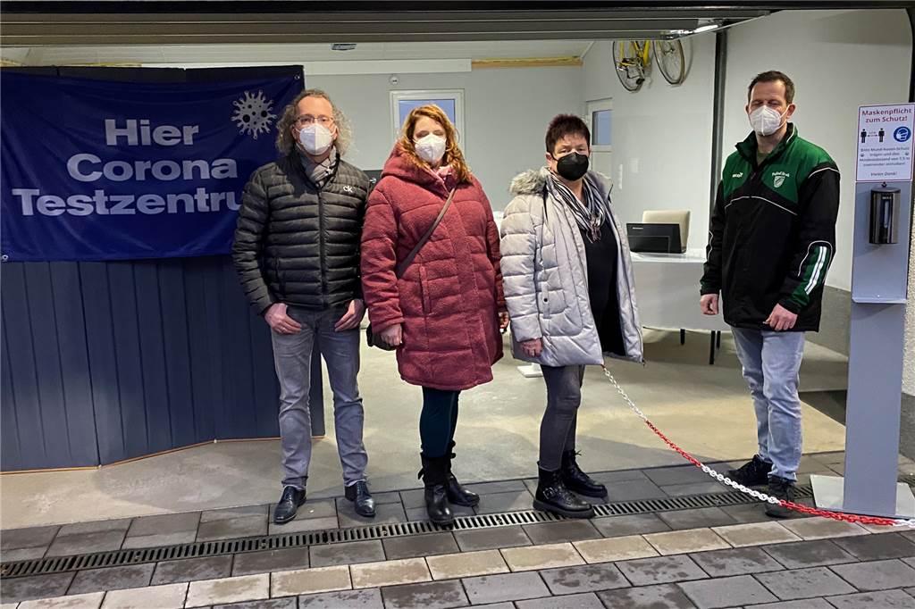 Corona-Testzentrum in Lünern geht an den Start: Fußballklub rüstet sich bereits für 2G-plus-Szenario Sascha Schwenke (v.l.), Lena Schuran-Cordt, Annette Borowski und Mathias Dördelmann freuen sich, das Testzentrum Lünern präsentieren zu können.