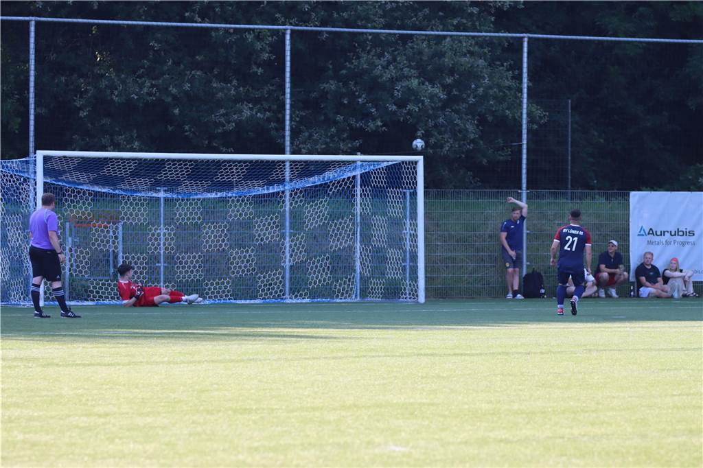 Derby-Spektakel im Finale des Aurubis Cup Sascha Umlandt verschießt einen Elfmeter.