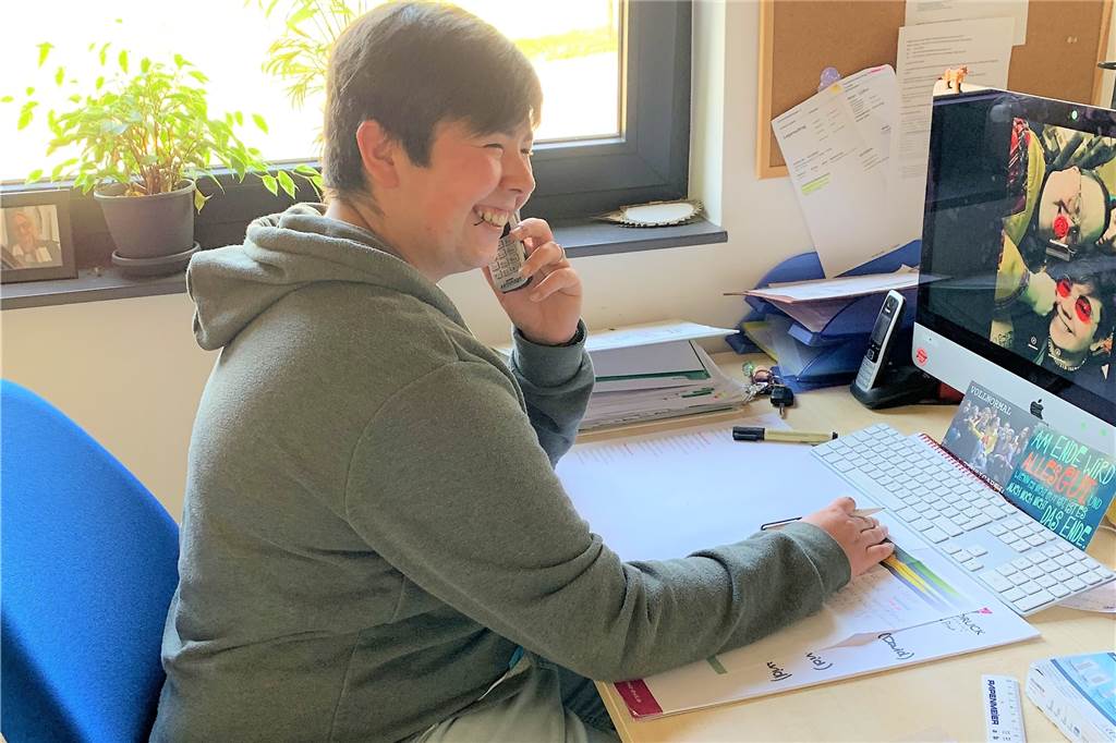 Distelwiese auf Gut Königsmühle: Coronavirus sorgt für Geister-Stimmung Saskia Kremer hat die Telefonbetreuung übernommen - bis der der reguläre Mitarbeiter zurück ist.