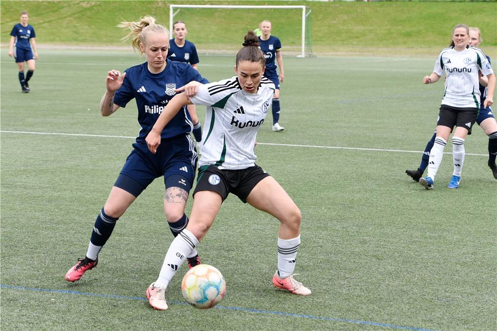 Concordia Flaesheim steigt wegen eines Zweitligisten ab: Abstieg wird auf Schalke besiegelt Saskia Kreuz (l.) und Concordia Flaesheim machten es eine Halbzeit lang richtig gut gegen den FC Schalke 04. Am Ende gab es aber doch eine deutliche Niederlage.