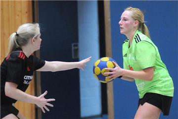 Saskia Kriebel (grünes Trikot) erzielte einen Korb beim 16:16-Remis ihres KC Grün-Weiß gegen den HKC Albatros.