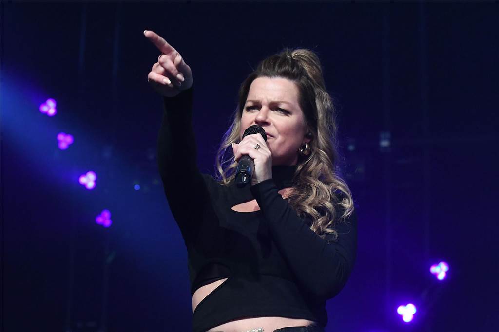 Saskia Leppin trat bei der Solidarfonds-Schlagerparty vor 2800 Fans in der Europahalle auf.