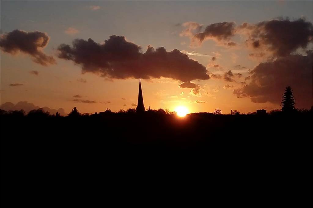 Zu sehen ist Schwertes "Skyline" bei Sonnenuntergang.