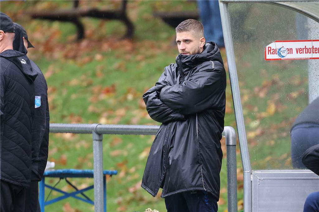 Kapitän von Wacker Obercastrop: Iserlohner liegen uns mehr als die Teams mit langen Bällen Saß zuletzt zweimal angeschlagen auf der Bank: Wacker-Kapitän Nico Brehm (r), der zuletzt im Spiel bei YEG Hassel wieder zum Einsatz kam.