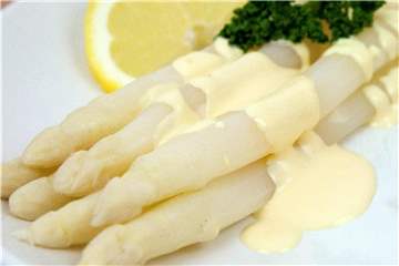Sauce Hollandaise ist ein Klassiker, der oft zu Spargel gegeben wird. Bei der Zubereitung schlägt man die Soße mit kalten Butterflocken auf. Foto: Kai Remmers