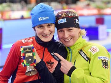 Sauer über Kontrollen aber zufrieden mit Rang acht: Claudia Pechstein (r) posiert mit Siegerin Martina Sablikova. Foto: Tobias Hase