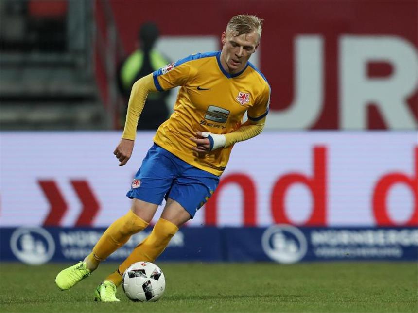 Braunschweig zum Start ohne Decarli Saulo Decarli muss zwei Wochen mit der zweiten Mannschaft von Eintracht Braunschweig trainieren. Foto: Daniel Karmann