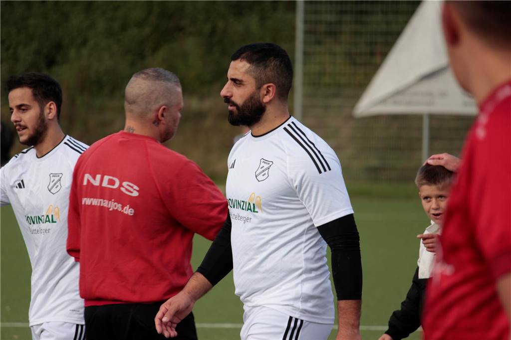 Zwei Rote Karten bei erster Pleite SC Fröndenbergs Trainer Sedat Sener (M.) gratulierte dem FC TuRa Bergkamen II zum verdienten 1:0-Sieg.