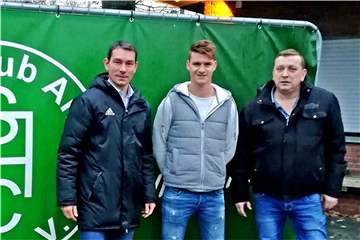SC-Vorsitzender Berthold Göcke (l.) und Vorstandsmitglied Bernd Thesing (r.) bei der Präsentation von Michael Haeske als Spielertrainer.