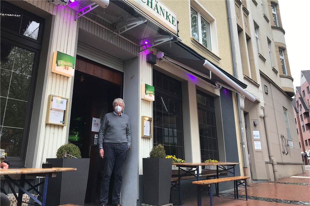 Außengastronomie im Pech: Wie Restaurants und Gäste dem Dauerregen trotzen "Sch...." sei das Wetter am Samstag (22.5.), sagt Karl-Heinz van Loon. Seine "Marktschänke" hat er trotzdem geöffnet.
